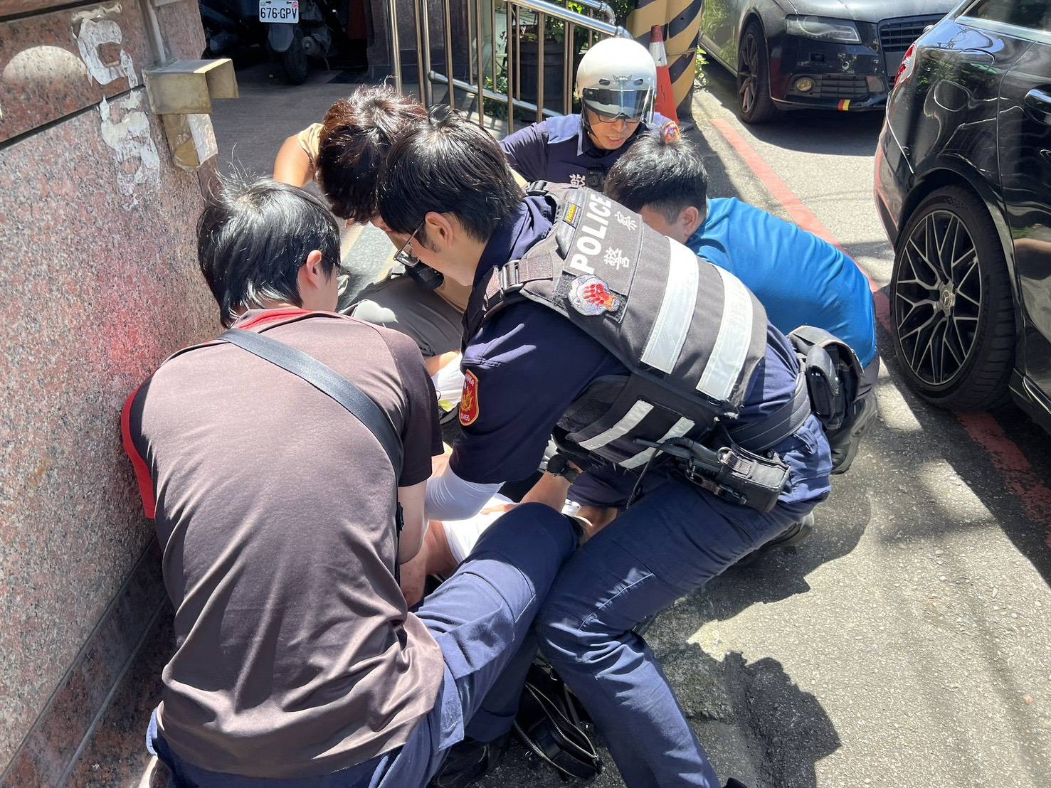 【有片】桃園男持雙刀尋仇 警埋伏拔槍壓制驚險畫面曝