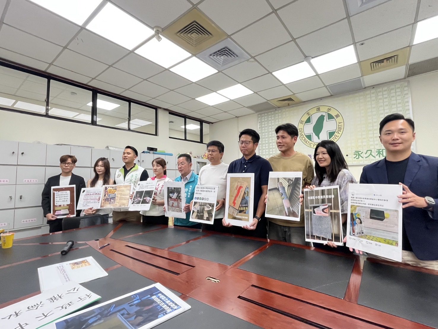 桃園傳出選舉公報夾帶反罷文宣 綠議員質疑選務不中立 桃園傳出選舉公報夾帶反罷文宣 綠議員質疑選務不中立