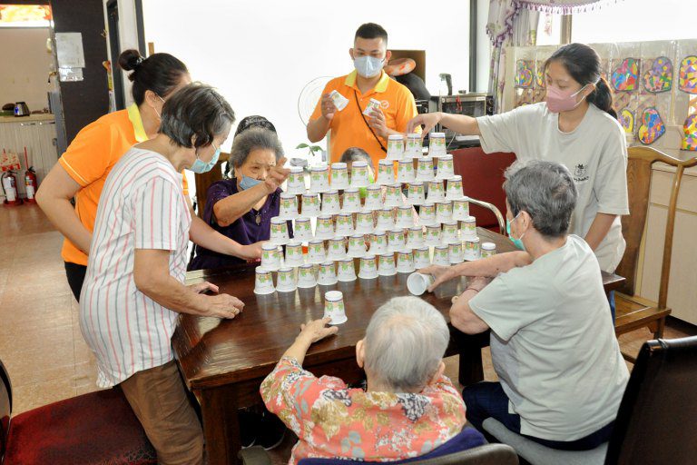 與失智長輩為伍～　彰基魏愛倫學苑青銀共融陪伴