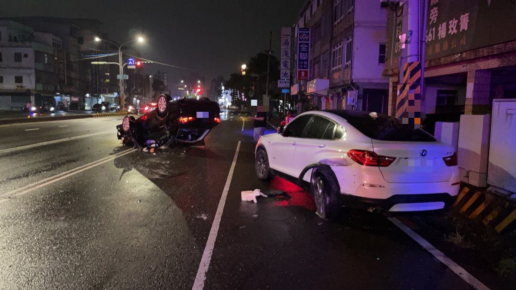 累到不行? 小貨車凌晨自撞翻覆 駕駛打瞌睡釀禍 累到不行? 小貨車凌晨自撞翻覆 駕駛打瞌睡釀禍