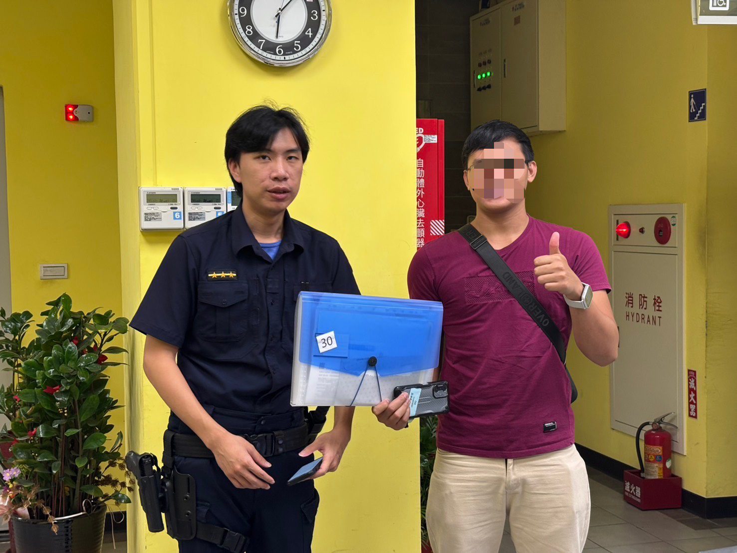 菲籍移工證件遺落計程車 楊梅警調閱監視器助找回 菲籍移工證件遺落計程車 楊梅警調閱監視器助找回