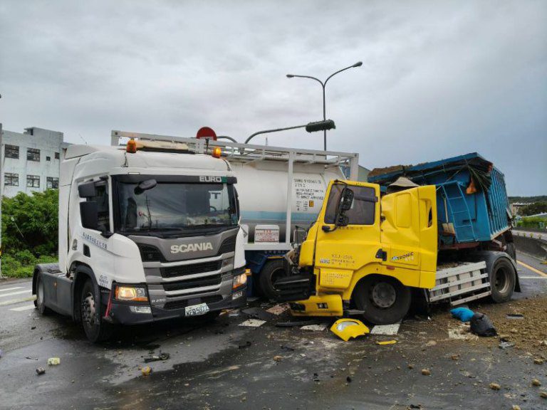 竹縣西濱路二段化學槽車車禍　封閉南下路段請用路人配合引導