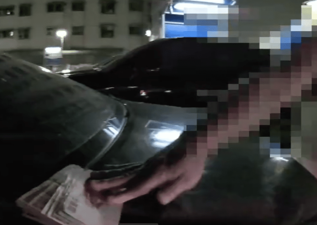 不滿前方駕駛龜速狂按喇叭逼車還作勢打人　警察到場掏錢欲私了下場慘