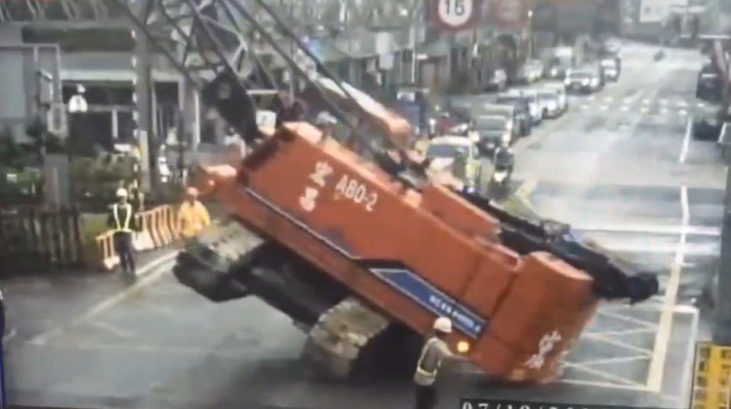 「偷懶不拖運！」黃男開吊車直上國際路 翻覆擋道遭開罰