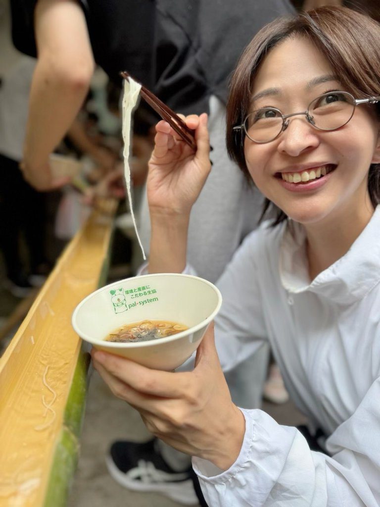 史上最節省「不到1萬日圓」! 正妹會計師佐藤沙織里靠雨衣與大聲公當選東京都議員