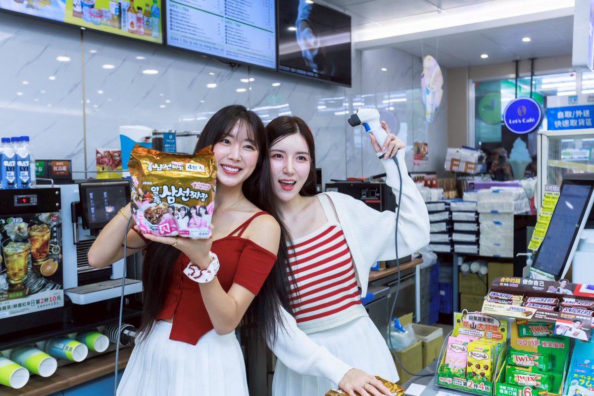 Paldo 泡麵女神降臨全家便利超商!安芝儇、南珉貞當一日店長為粉絲應援! Paldo 泡麵女神降臨全家便利超商!安芝儇、南珉貞當一日店長為粉絲應援!