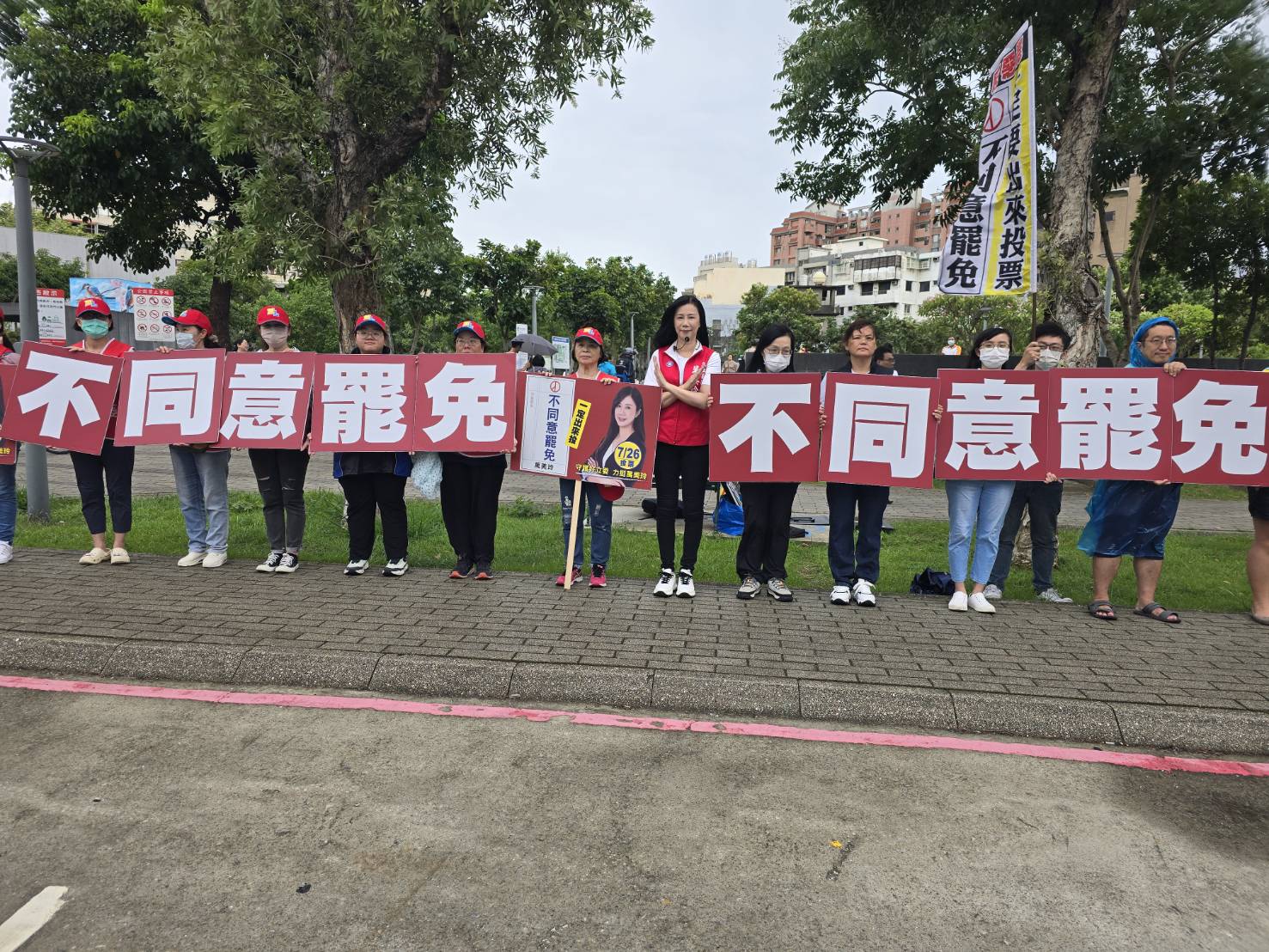 萬美玲攜手民眾黨南門市場掃街 藍白合體展反罷免氣勢