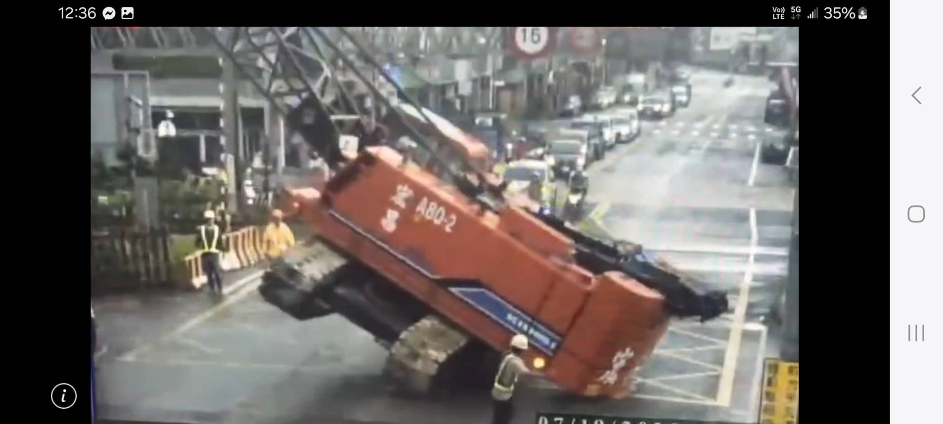 吊車未使用板車上路不慎翻覆 男子觸法恐遭罰最高9千元