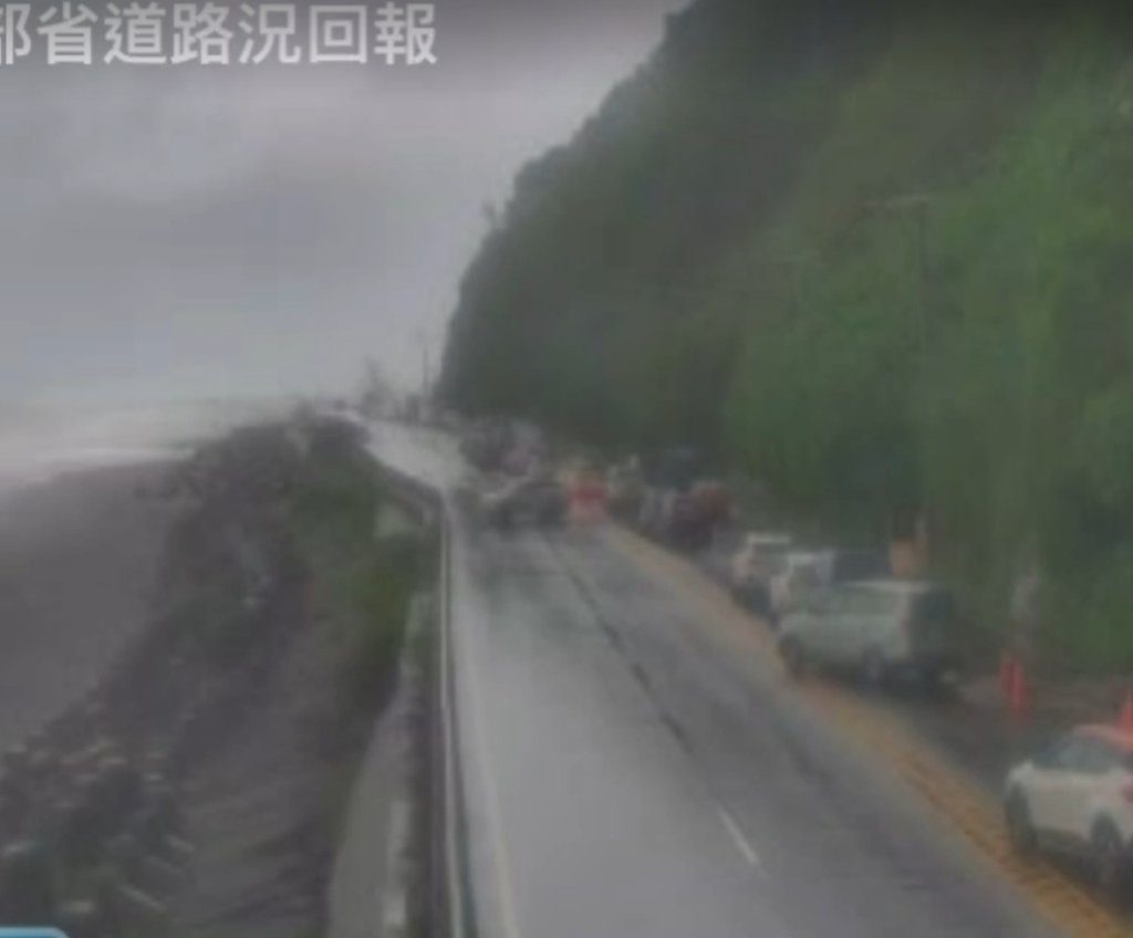 台9線大溪段土石流阻斷交通　405.7K路段車輛大排長龍