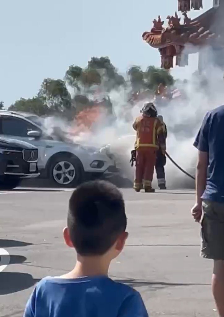 桃園五酒桶山廟前轎車突自燃　消防急灌救、濃煙驚動眾人