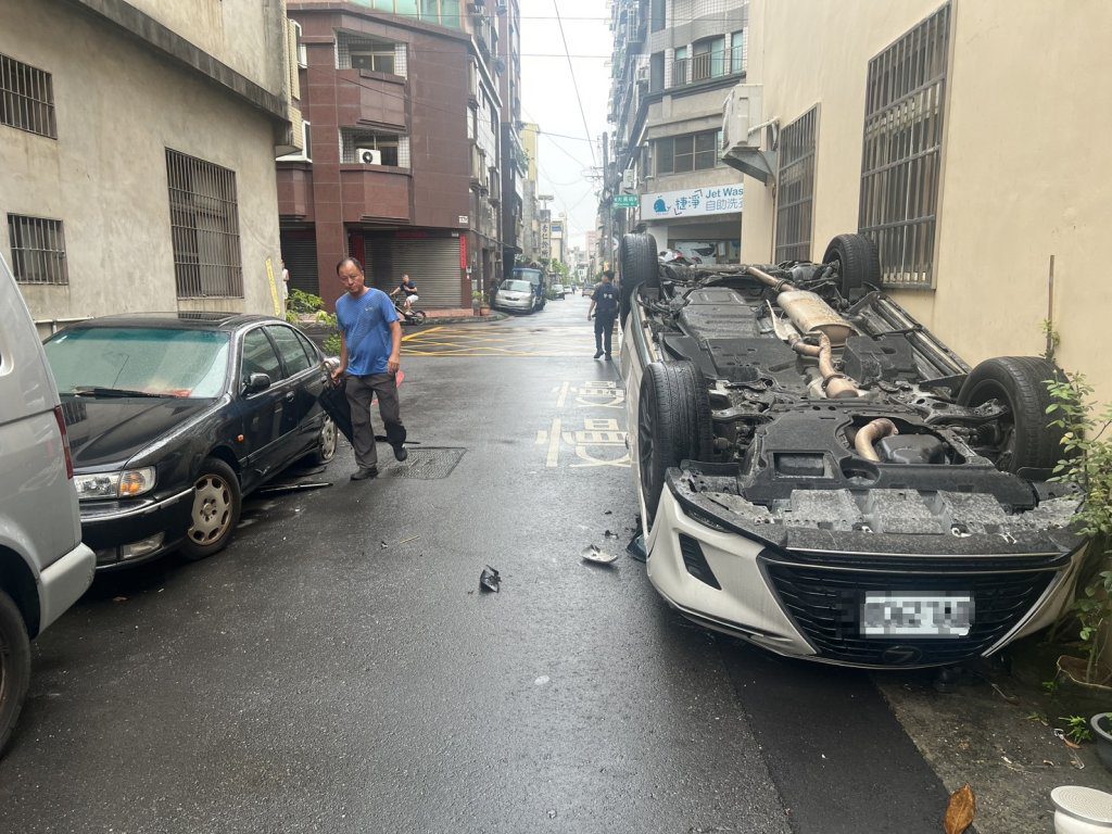 員林酒駕撞車翻覆！　網友酸：反正來都來了睡一下