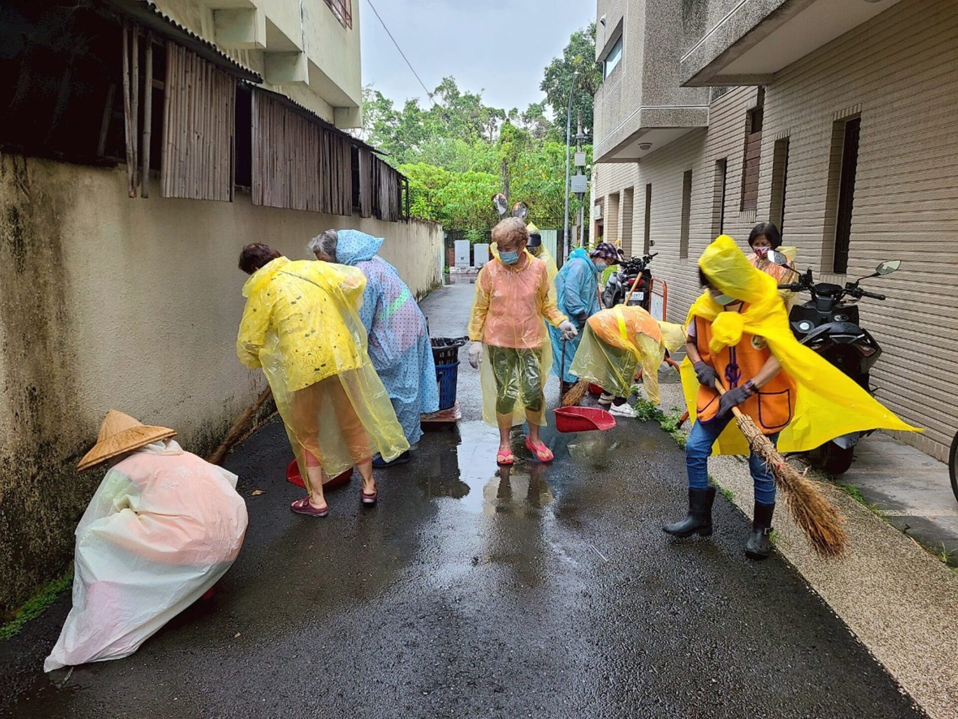 風雨無阻　嘉市育英里志工齊心清街護環境