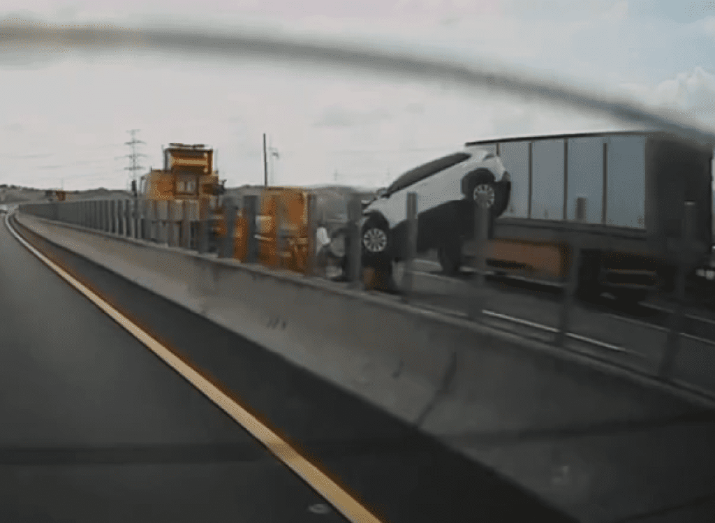 撞擊畫面曝光! 國道自小客車開輔駕撞緩撞車駕駛受傷 撞擊畫面曝光! 國道自小客車開輔駕撞緩撞車駕駛受傷