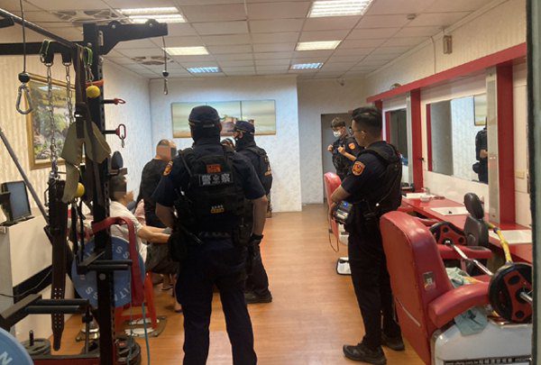 中壢警方再查獲色情交易 警方說是在同一路段查獲 中壢警方再查獲色情交易 警方說是在同一路段查獲