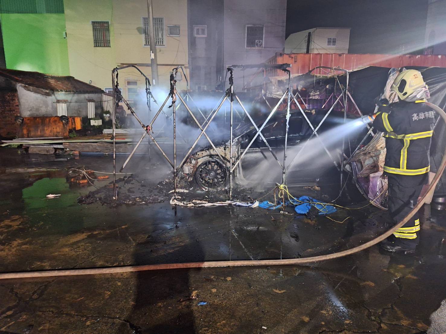 凌晨縱火燒毀車棚轎車   湖內警迅速查緝犯嫌送辦