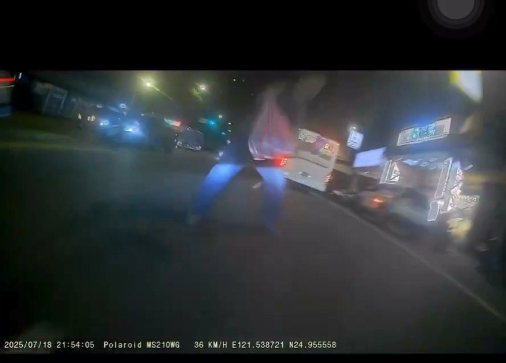 影/新北車禍!行人深夜穿越馬路「騎士閃避不及迎面撞」 影片曝光引發熱議 影/新北車禍!行人深夜穿越馬路「騎士閃避不及迎面撞」 影片曝光引發熱議