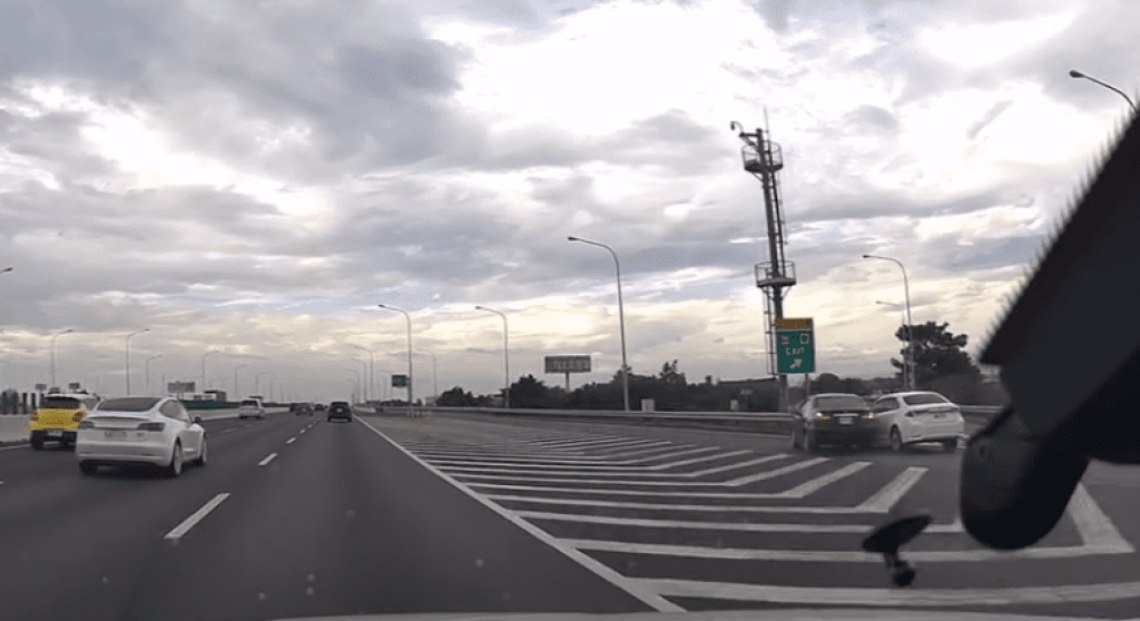 撞擊畫面曝光！自小客車疑錯過西螺交流道向右鬼切　匝道出口處撞車