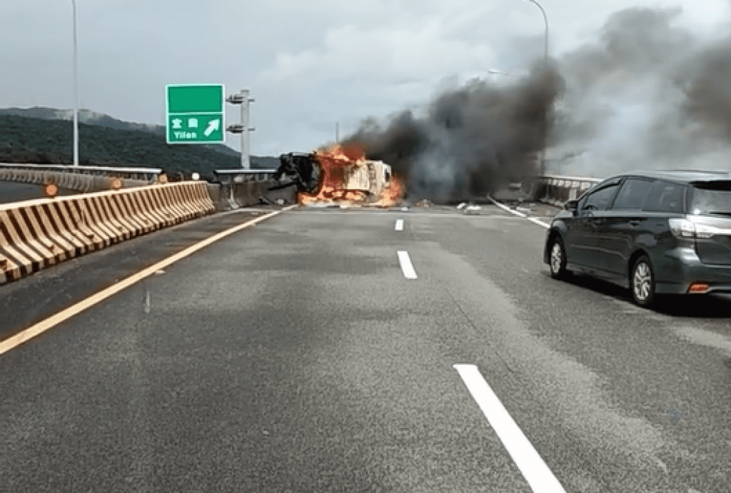 影/國道5號火燒車!民眾衝上前救人拉不出 駕駛受困車內亡 影/國道5號火燒車!民眾衝上前救人拉不出 駕駛受困車內亡