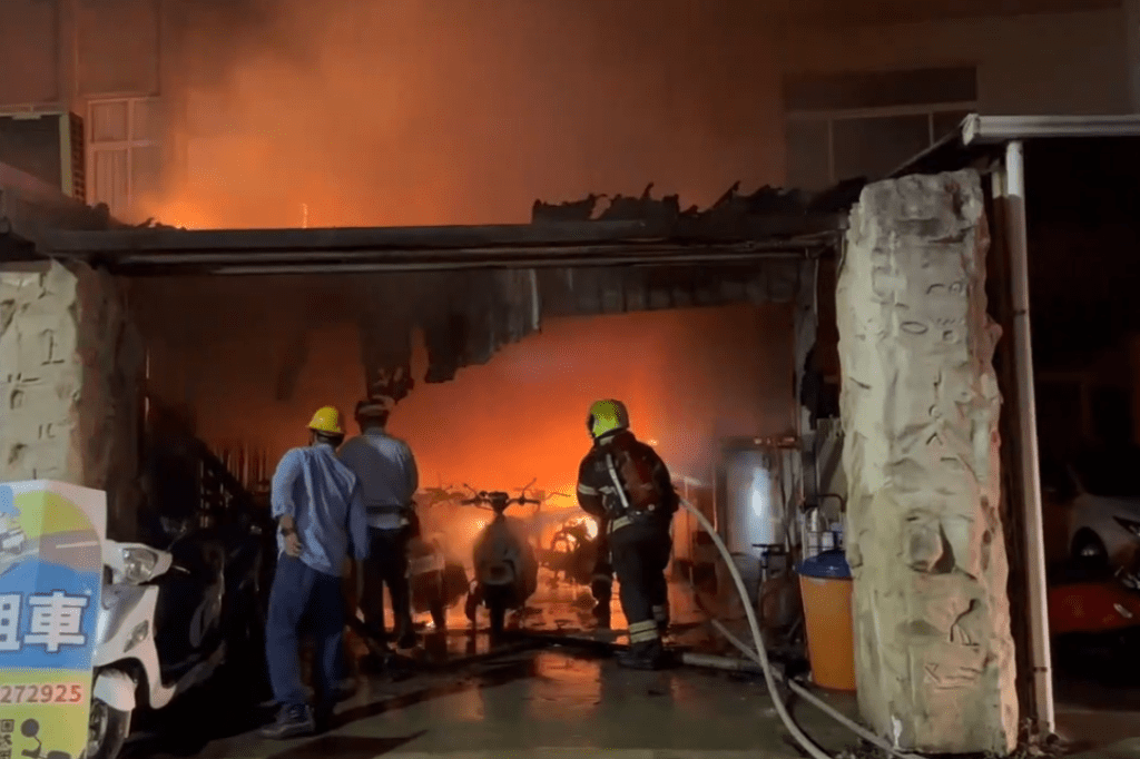 澎湖馬公市租車行大火燒毀42輛車! 6名住戶疏散1人嗆傷送醫 澎湖馬公市租車行大火燒毀42輛車! 6名住戶疏散1人嗆傷送醫