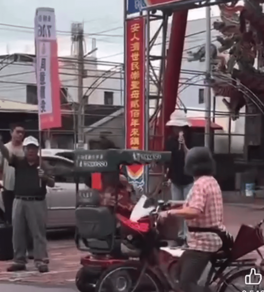 鬧場？雲林前立委蘇治芬宣講台遭四輪代步車衝撞　附近另有遊覽車臨停警方追查排除