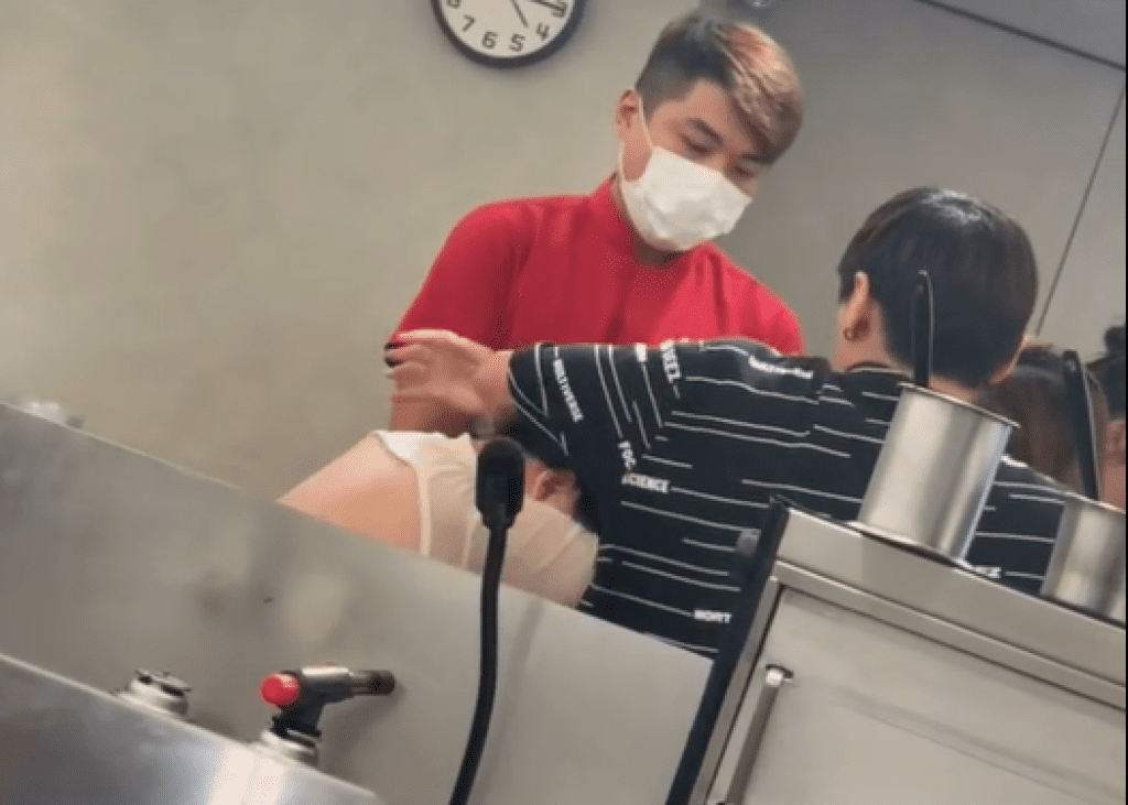 影/爭鮮店內2女打架!講電話太大聲爆衝突 一旁男客慘遭波及 影/爭鮮店內2女打架!講電話太大聲爆衝突 一旁男客慘遭波及