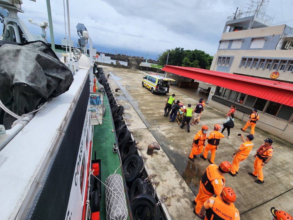 東琉線因颱風停駛 小琉球骨折男急需送醫 海巡冒6級風浪接駁救援