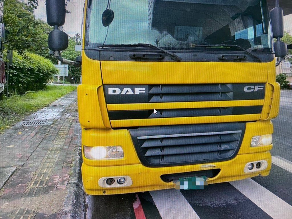 高市道188車禍驚魂！大貨車追撞轎車 駕駛稱視線死角沒看到