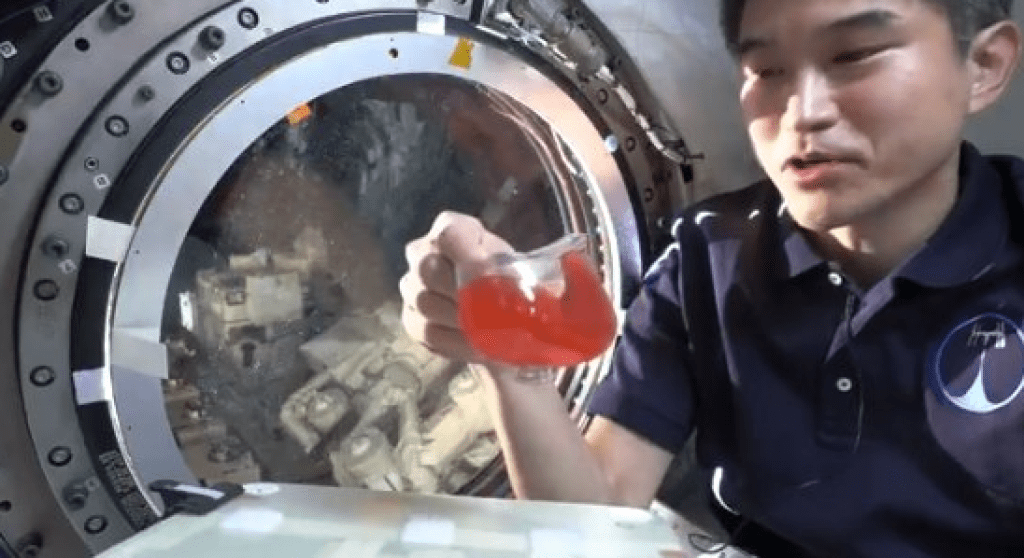 影/無重力也可用杯子喝飲料 太空人親自示範「零重力杯」喝果汁 影/無重力也可用杯子喝飲料 太空人親自示範「零重力杯」喝果汁