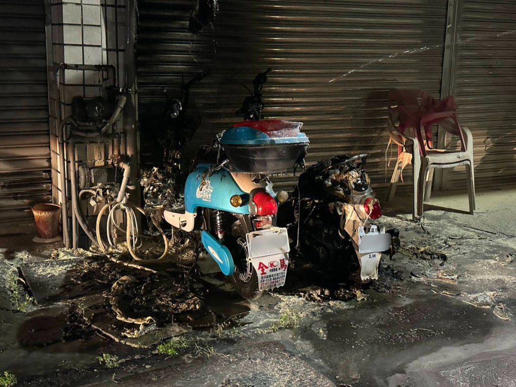 左營凌晨惡火! 20年老機車突竄火 屋前燃燒驚動鄰里