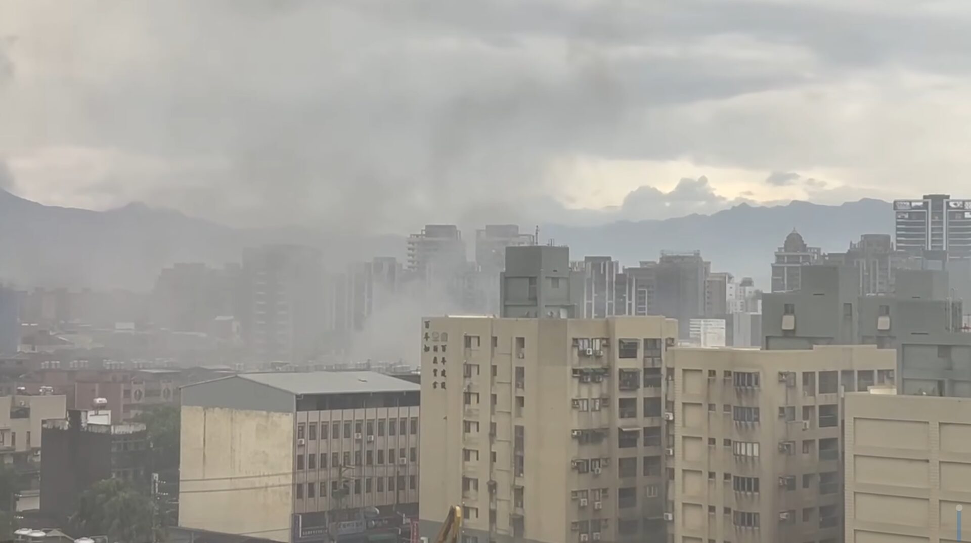 八德民宅傳火警！神壇、小客車遭火舌吞噬 2人逃生受傷送醫