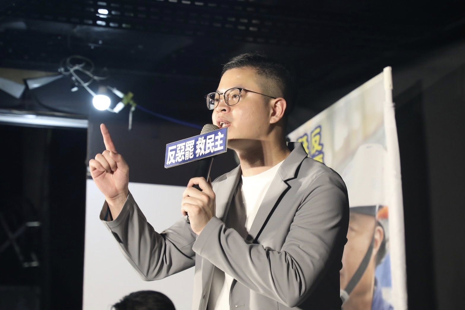 總統府幕僚穿軍服惹議 凌濤提3質疑恐涉違法