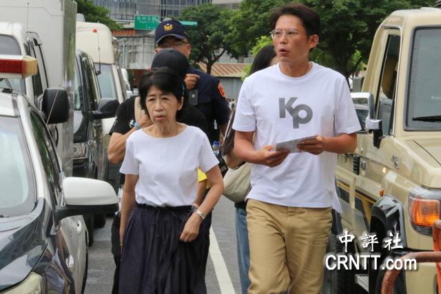 罷免投不，向威權說不!　陳佩琪也上陣挺反罷　黃國昌陪同入場