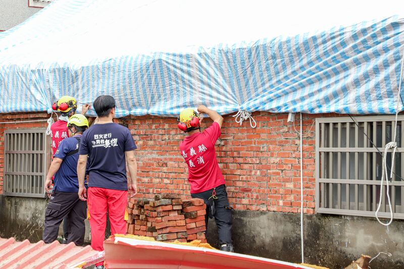 直擊嘉義災區|186戶屋頂急需修復 報廢輪胎+防水帆布成救命組合 直擊嘉義災區|186戶屋頂急需修復 報廢輪胎+防水帆布成救命組合