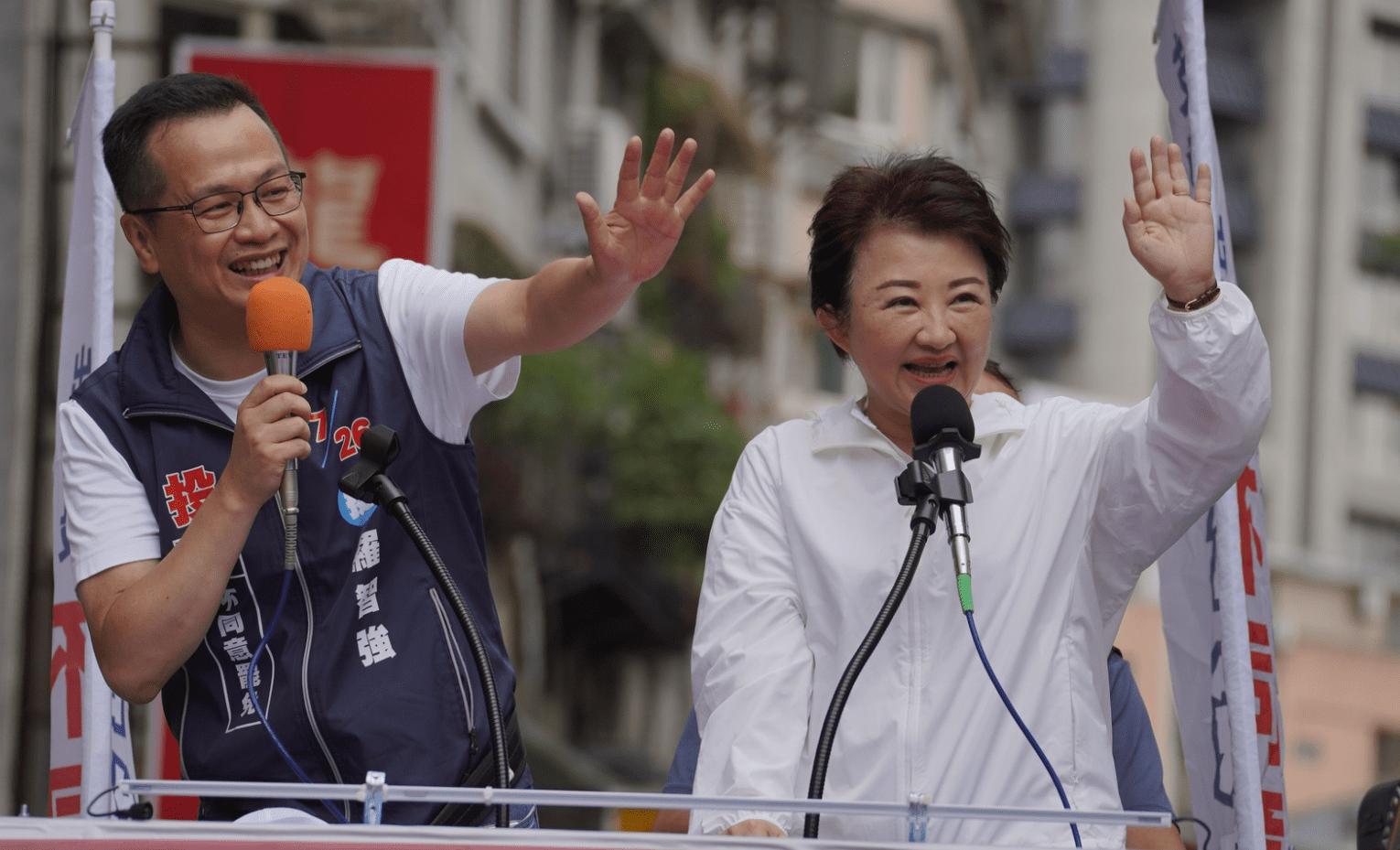 媽媽市長盧秀燕北上挺羅智強 沿途民眾喊爆加油 媽媽市長盧秀燕北上挺羅智強 沿途民眾喊爆加油