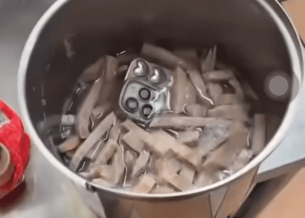 手機掉進芋頭鍋內泡水！店員拍下PO網引熱議　CoCo：已倒棄並未製成飲品