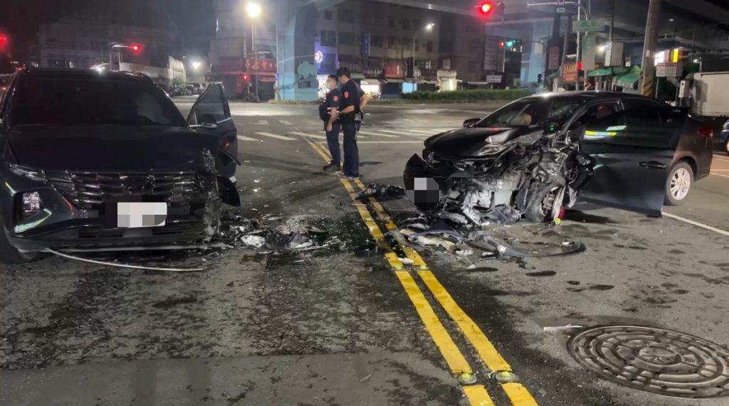 高雄驚悚逆向車禍！男駕駛「高速猛撞對向車」受困車內滿身傷