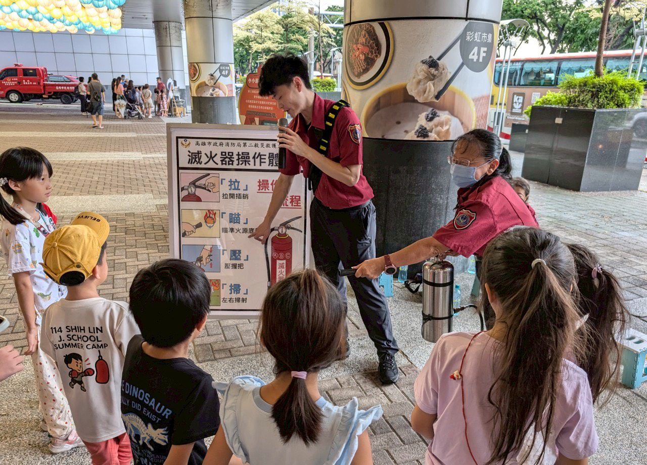 高雄消防局結合左營區新光三越舉辦「親子防火宣導活動」
