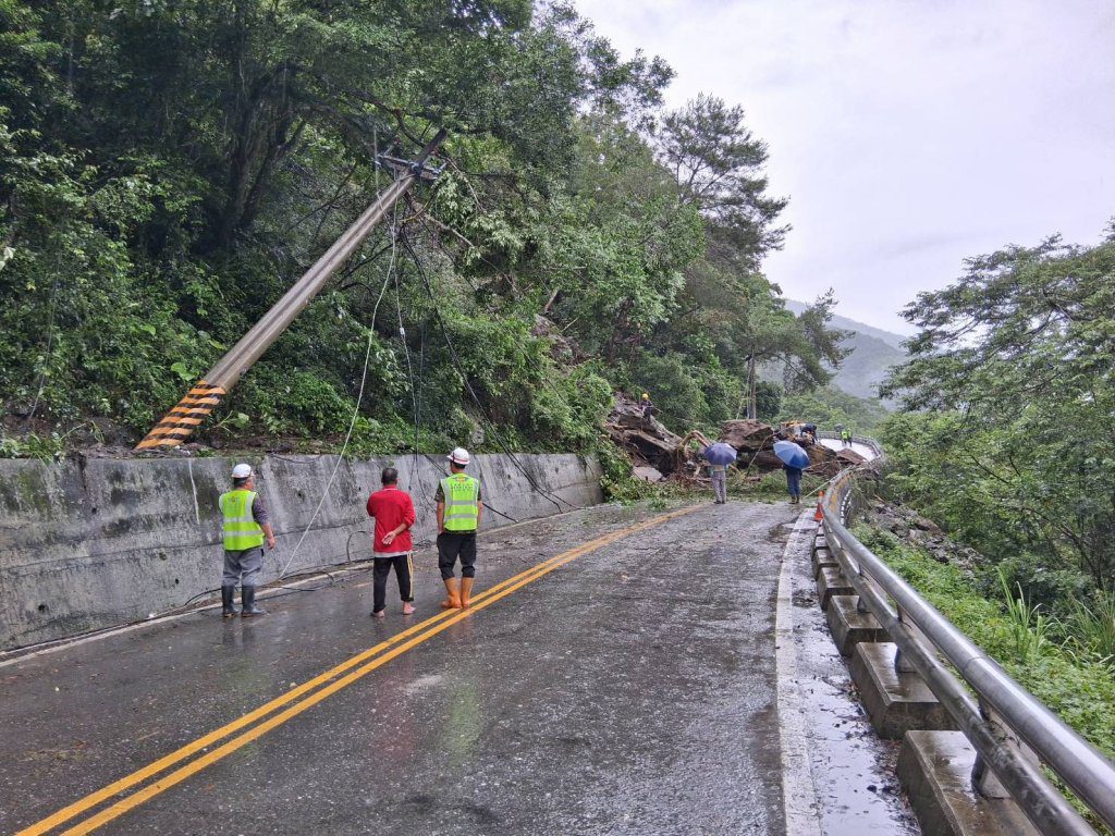 台20線下馬路段巨石坍方封路 霧鹿警火速交管護安全 台20線下馬路段巨石坍方封路 霧鹿警火速交管護安全