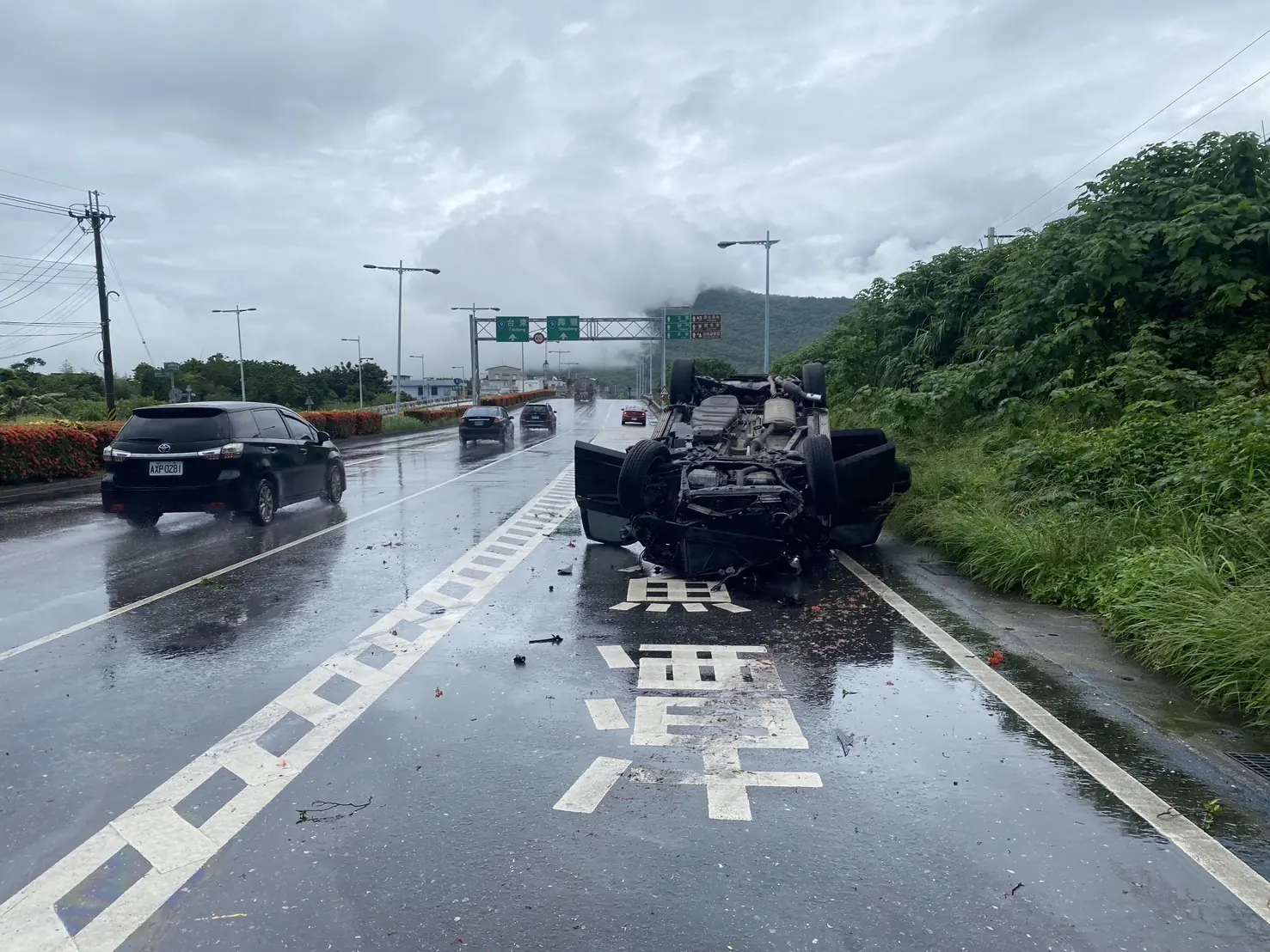 自小客車自撞翻覆無人傷 吉安警提醒天雨路滑慎駕