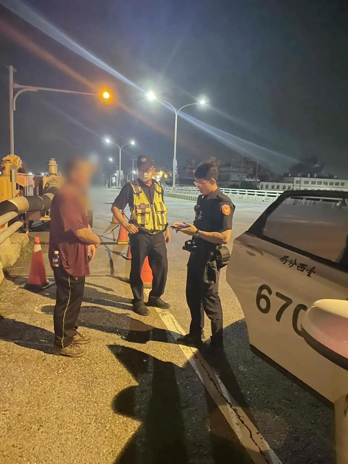 民眾體力不支 急攔警協助 臺西暖警護送平安回家