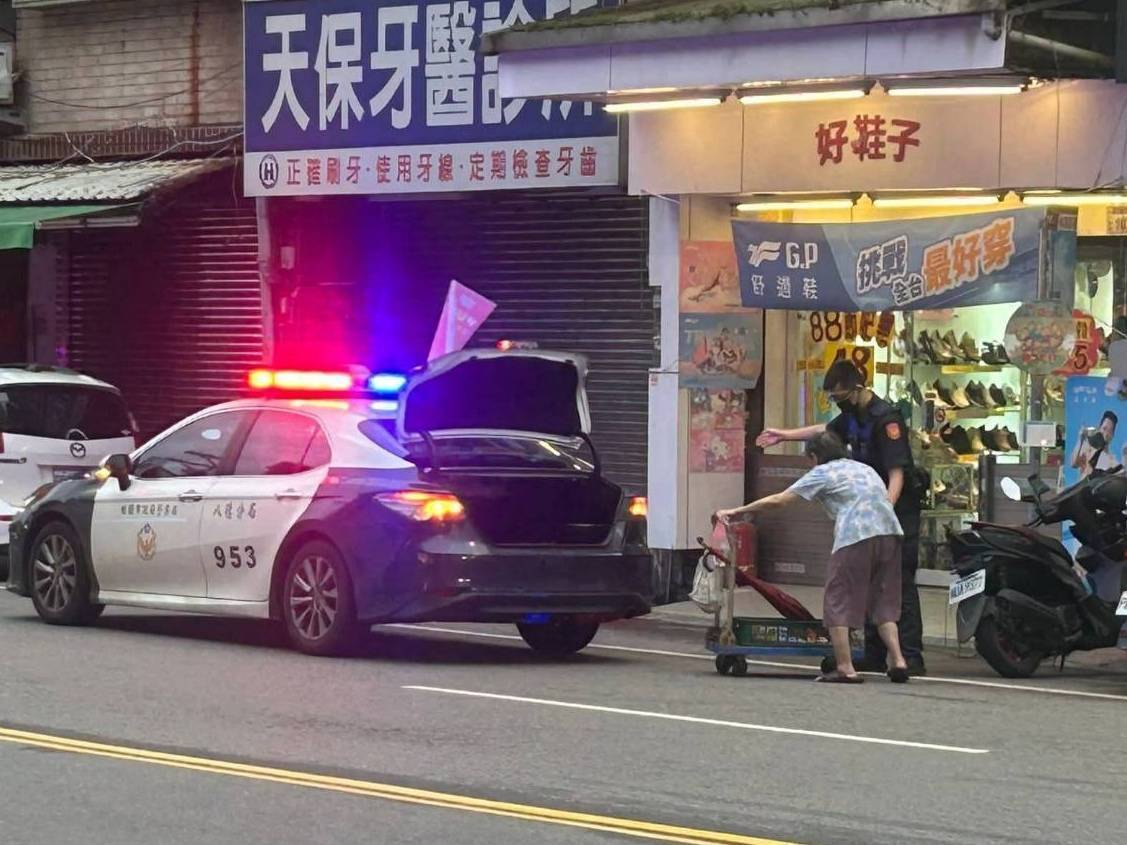 8旬婦外出購物體力不支 八德警眼尖發現這1事