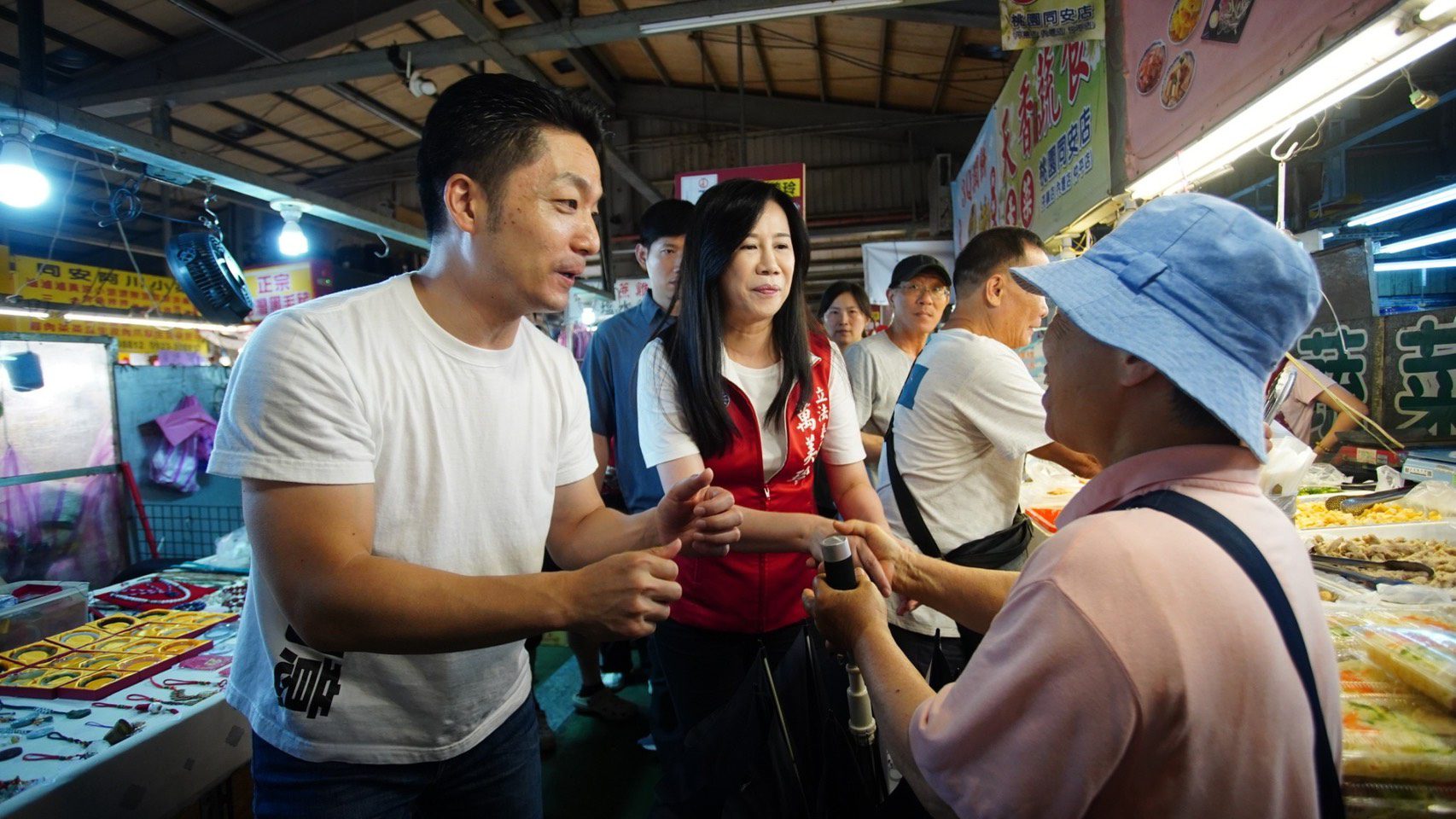 蔣萬安、萬美玲桃園同安黃昏市場掃街 籲反罷免守護台灣民主 蔣萬安、萬美玲桃園同安黃昏市場掃街 籲反罷免守護台灣民主