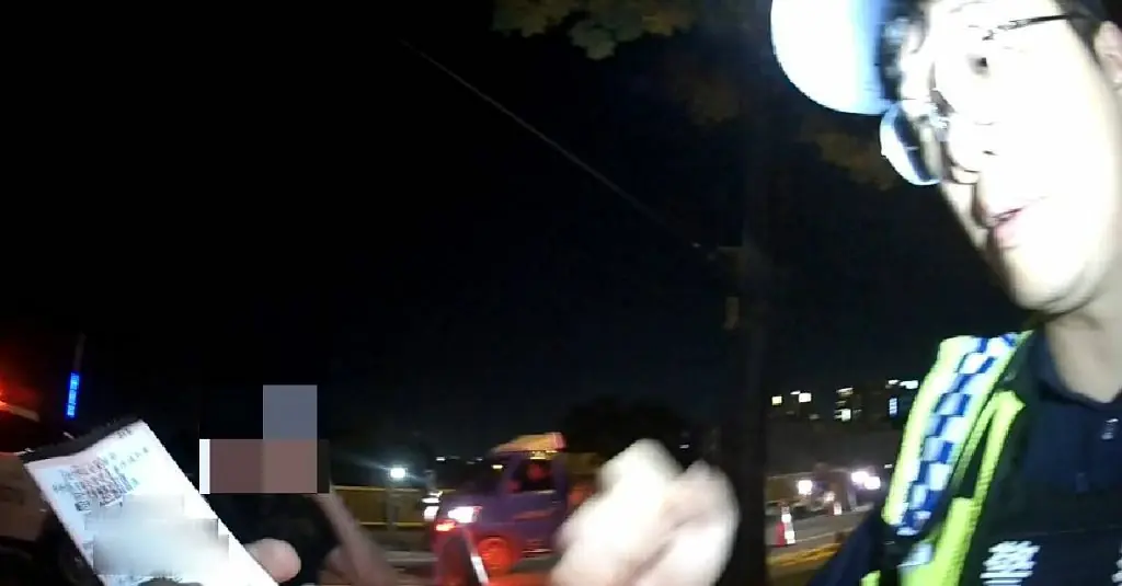 647萬移動套房沒掛牌上路 賓士跑車遭警臨檢攔下開單 647萬移動套房沒掛牌上路 賓士跑車遭警臨檢攔下開單