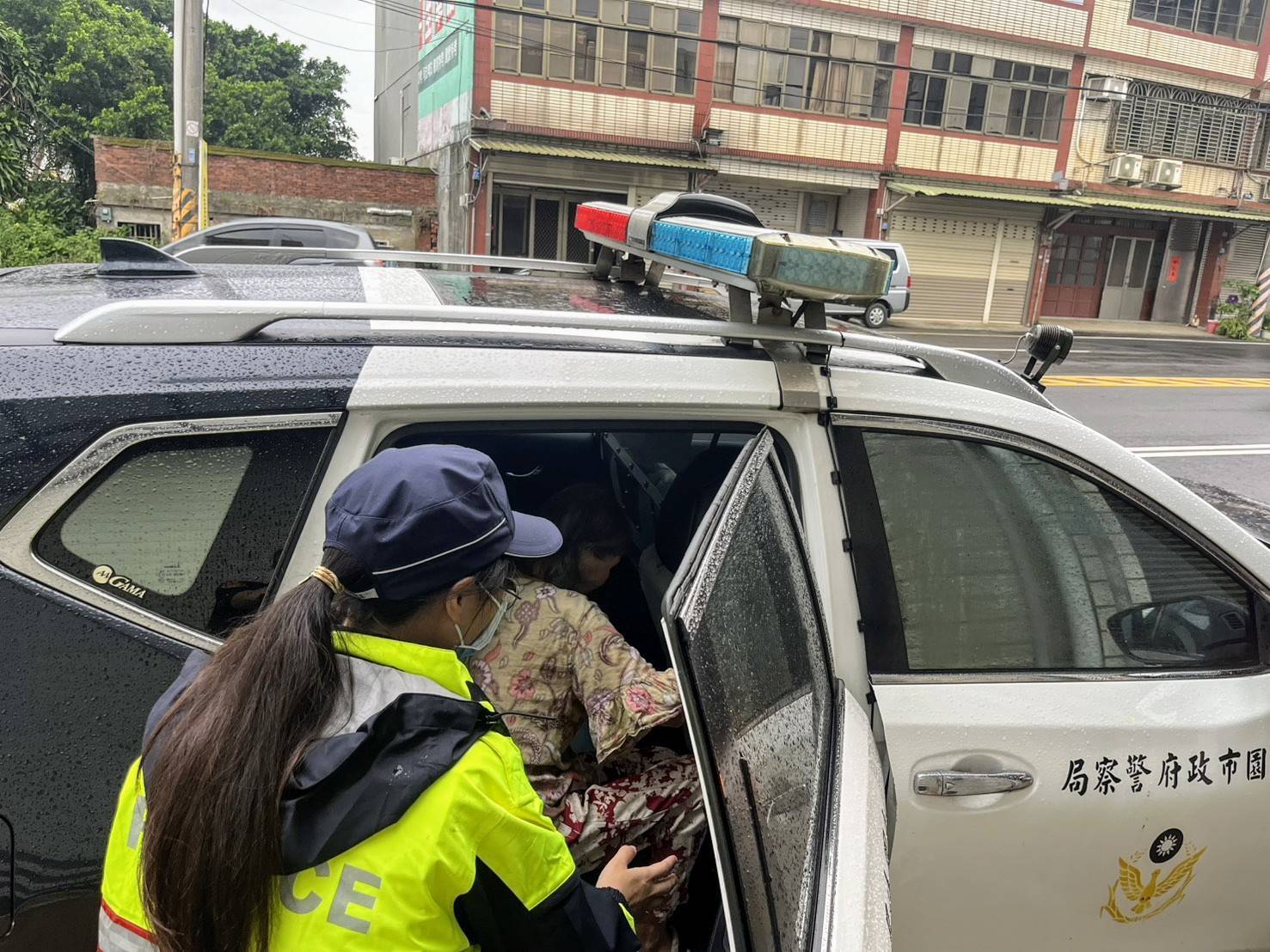 粗心婦鑰匙鎖在車廂內 大園警助其返家