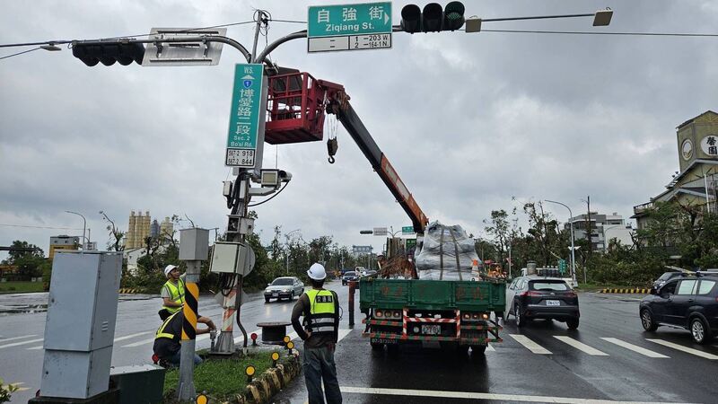 高市府動員 1,807人次及各式車輛機具 支援嘉義縣市及台南風災復原任務 高市府動員 1,807人次及各式車輛機具 支援嘉義縣市及台南風災復原任務