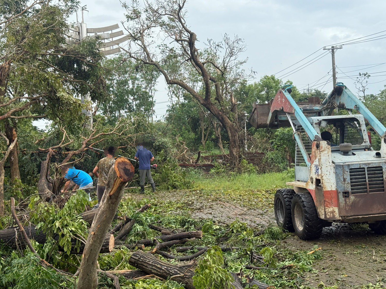 嘉檢社勞人挺進災後復原前線 攜手助力回饋社會與修復家園 嘉檢社勞人挺進災後復原前線 攜手助力回饋社會與修復家園