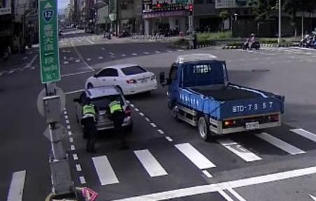 廿七年老舊車拋錨路口              員警徒手推車至安全處