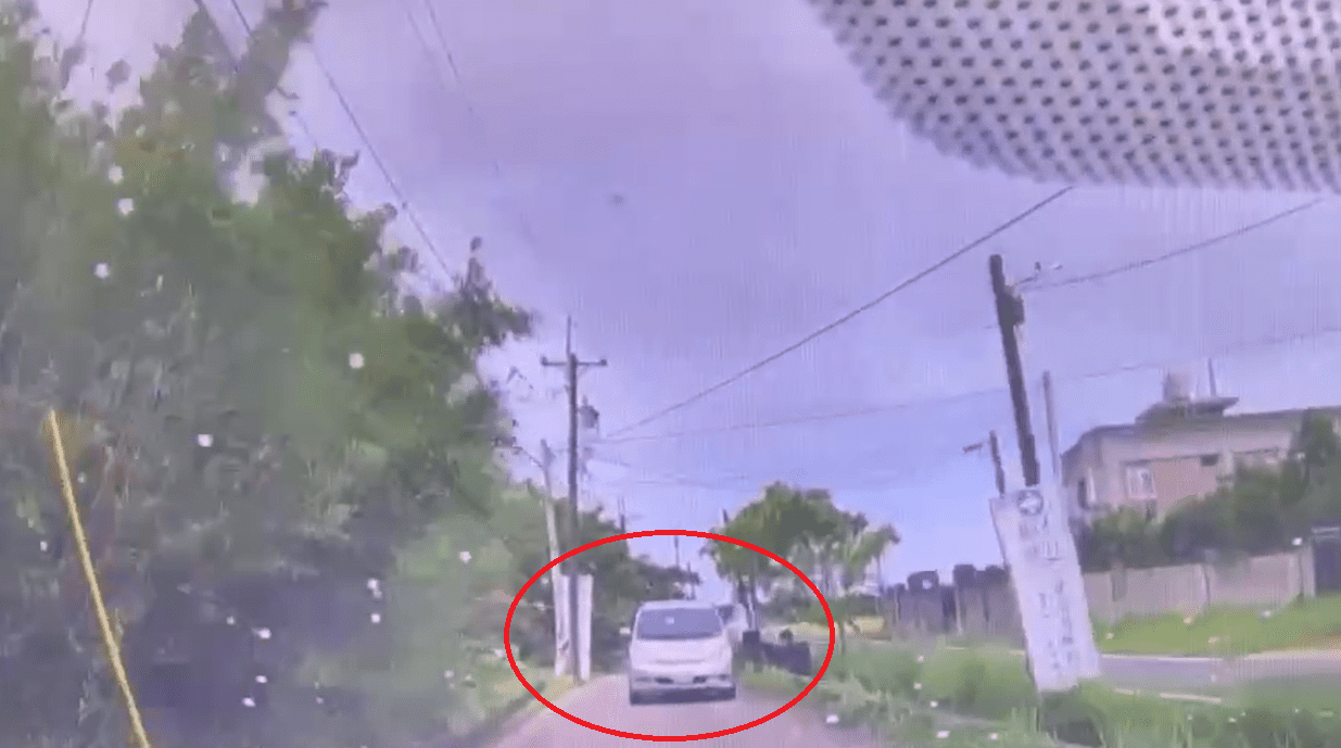 【有片】警察迎面而來 偷車賊「緊急倒車」仍難逃法網