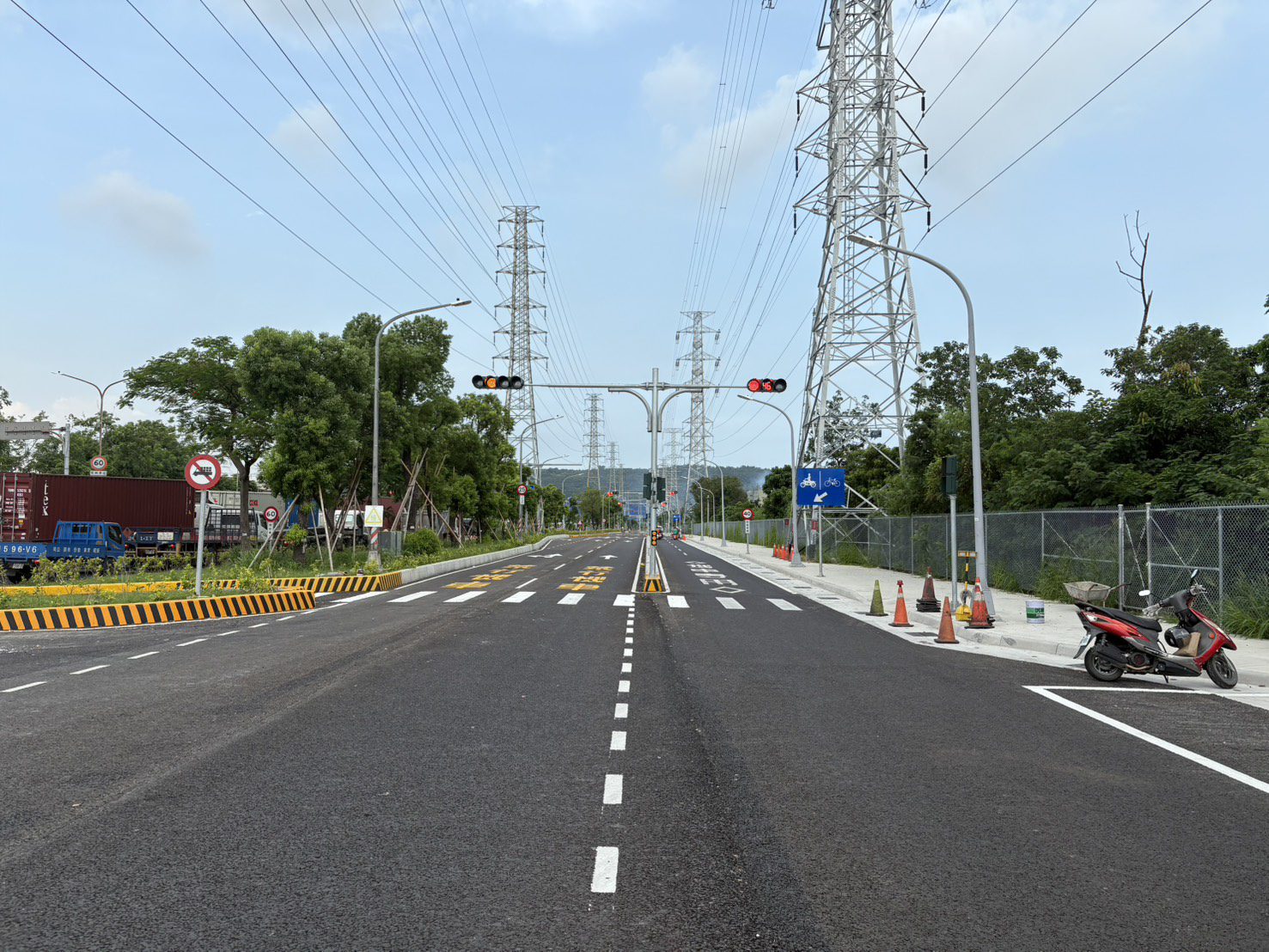 高雄港洲際貨櫃中心聯外貨櫃車專用道啟用 提升港區交通運輸效能 高雄港洲際貨櫃中心聯外貨櫃車專用道啟用 提升港區交通運輸效能