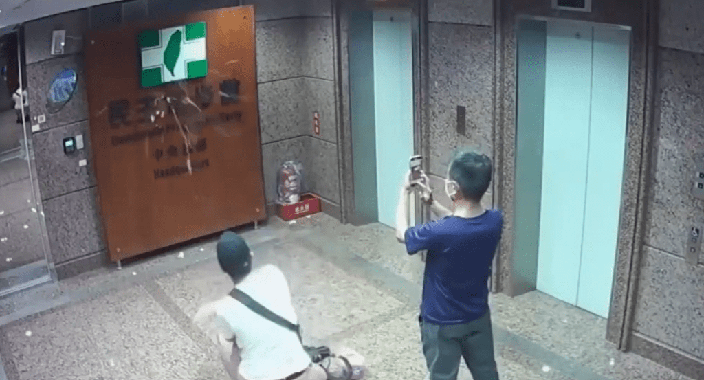 有片／民進黨中央部遭蛋洗　2嫌犯丟雞蛋、拍照畫面曝光！